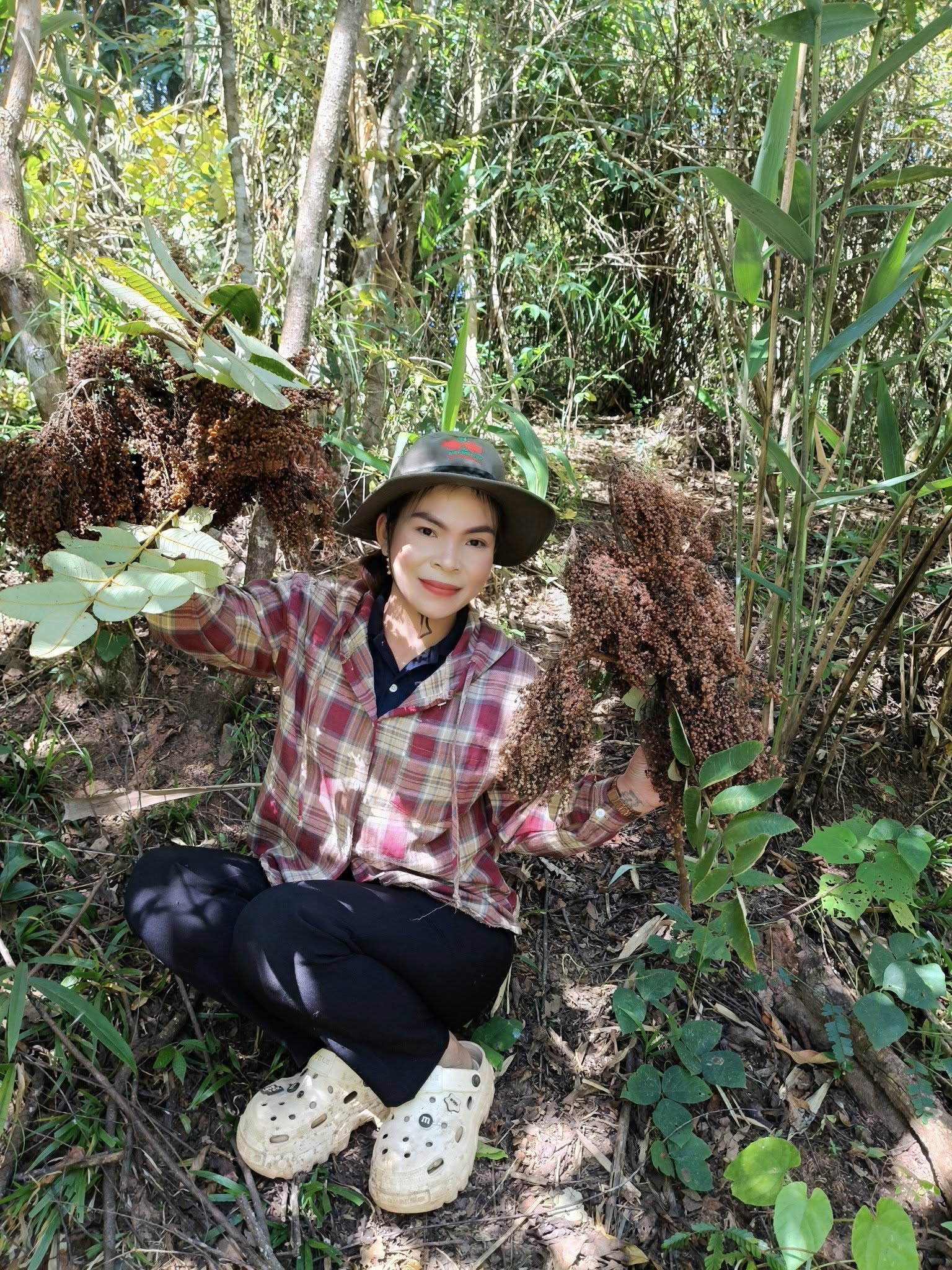 การน้อมนำแนวพระราชดำริของสมเด็จพระขนิษฐาธิราชเจ้า กรมสมเด็จพระเทพรัตนราชสุดา สยามบรมราชกุมารี สู่ปฏิบัติการปลูกผักสวนครัวเพื่อสร้างความมั่นคงทางอาหาร ประจำปีงบประมาณ พ.ศ. ๒๕๖๙ “ภายใต้กิจกรรม ผู้นำต้องทำก่อน” โดยนางสาวพนิดา ไชยกลาง ตำแหน่งรองประธานสภาเทศบาลตำบลบ่อเกลือใต้ เป็นผู้นำต้นแบบในการส่งเสริมการปลูกผักสวนครัวในครัวเรือน โดยเน้นปลูกทุกอย่างที่กินและกินทุกอย่างที่ปลูก โดยใช้พื้นที่รอบบริเวณบ้านและในสวนเพื่อปลูกผักไว้บริโภค ไม่น้อยกว่า 30 ชนิด